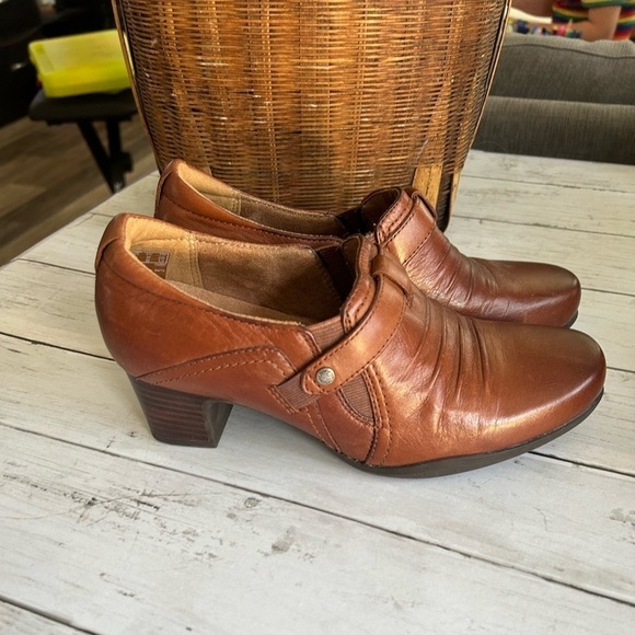 Clark's 6 1/2 Brown heeled booties - Picture 1 of 9